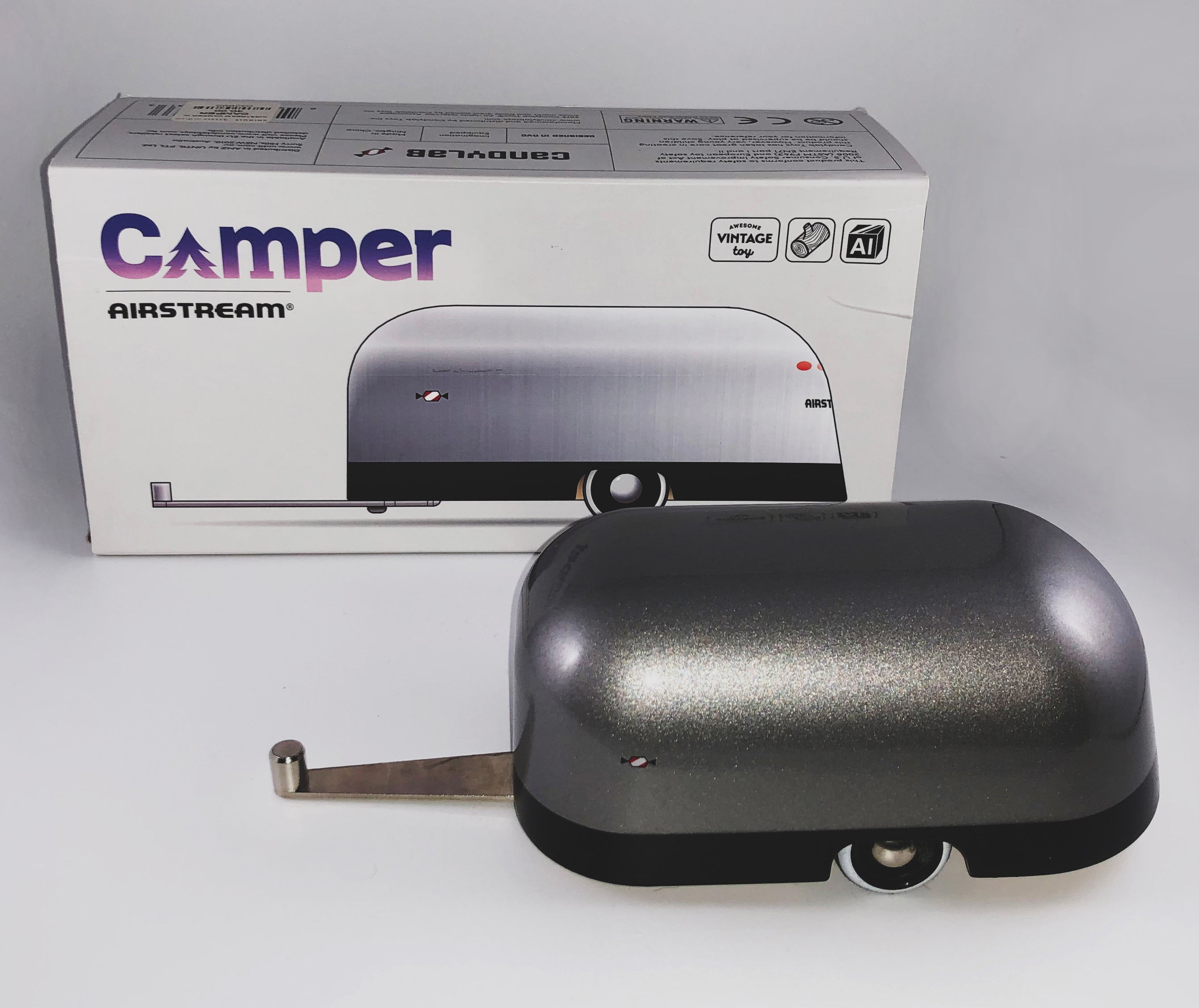 An official AIRSTREAM collaboration, this automotive and cultural icon now comes in desktop size. A classy land boat , it symbolizes freedom, open roads and perfect proportions.
